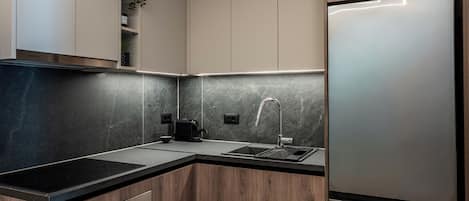 Experience Suite | Private kitchen | Fridge, oven, stovetop, cookware/dishes/utensils