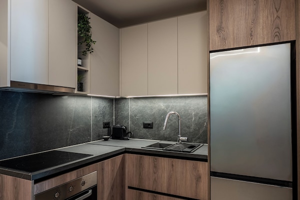 Experience Suite | Private kitchen | Fridge, oven, stovetop, cookware/dishes/utensils