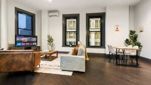 TV - Comfortable 2BR — Conveni (Pittsburgh)