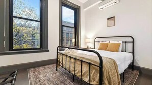 Desk, iron/ironing board, WiFi, bed sheets - Comfortable 2BR — Conveni (Pittsburgh)