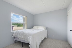 2 bedrooms, free WiFi, bed sheets - Oceanfront 2BR/2BA Condo - Pool + Beach - Ormond-by-the-Sea (Ormond Beach)
