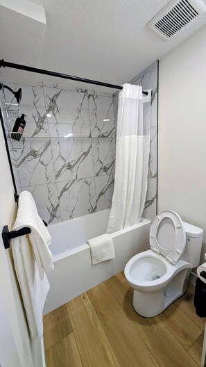 House, 2 Bedrooms | Bathroom - Sweet Home Escape 2BR Guest Suite (Edmonton)