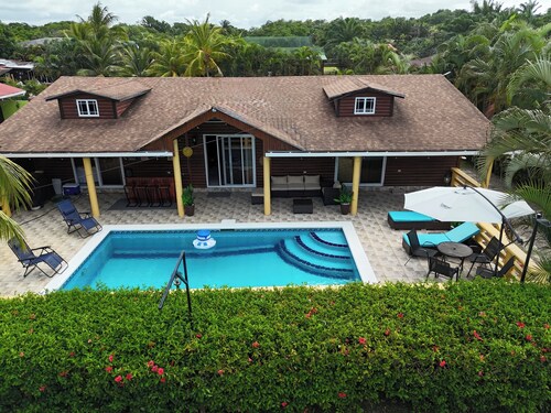 3-bedroom cabin in fabulous Tela with cool AC and charm