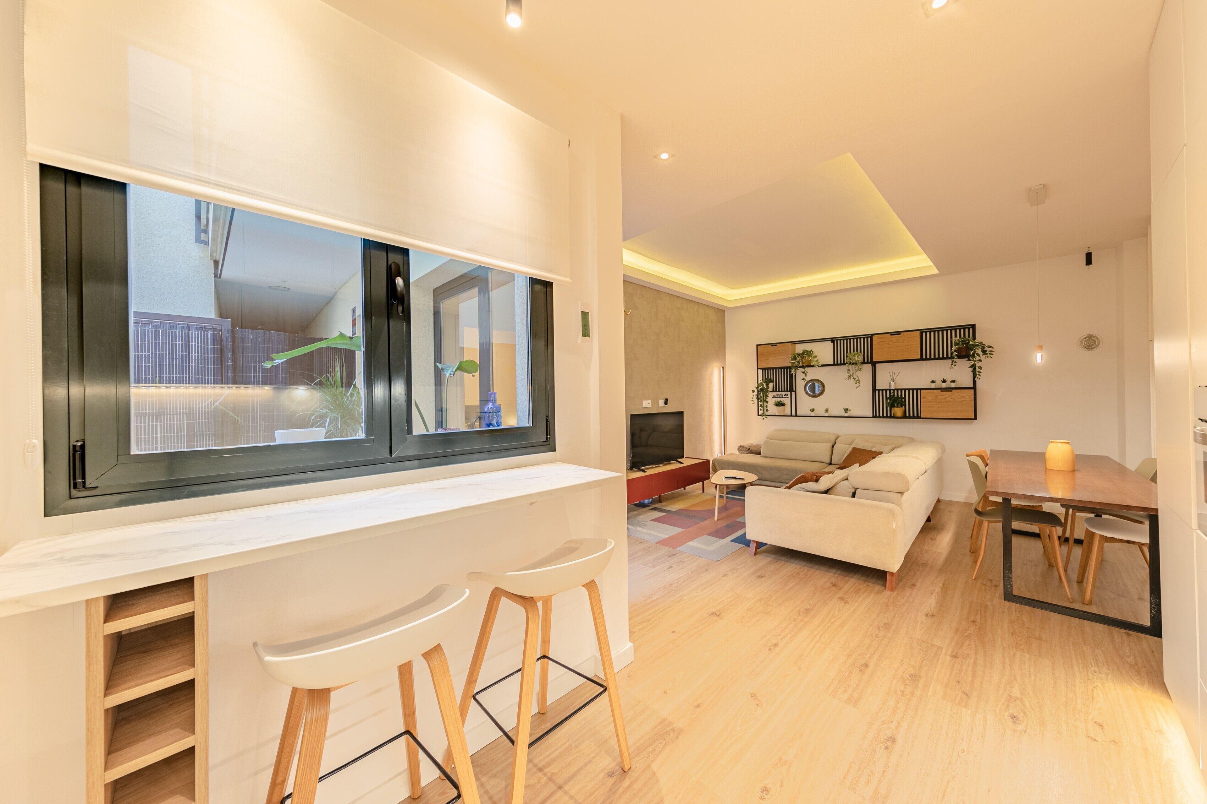 Un espacio moderno para vivir con cocina, comedor y zona de estar.
