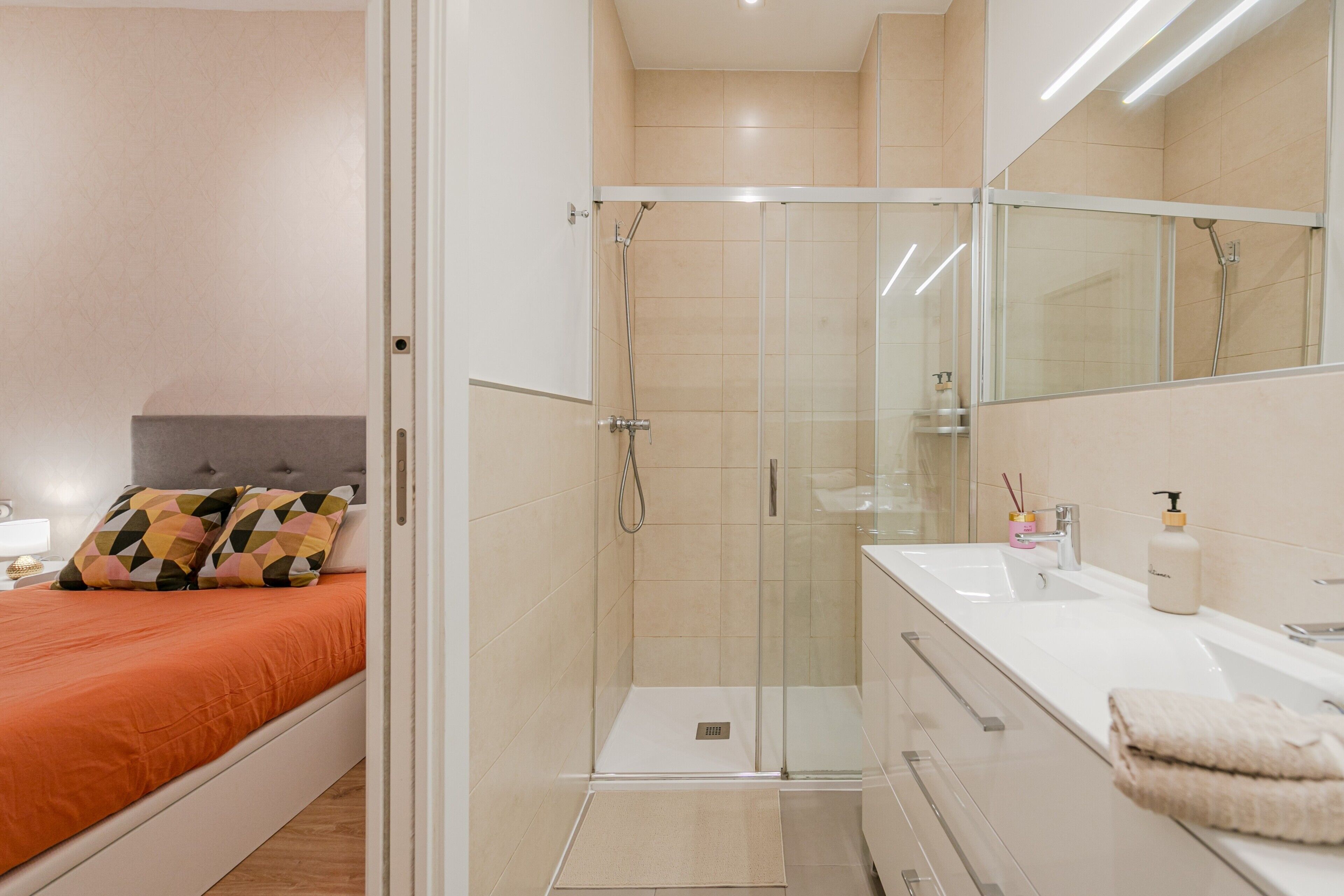 Een douche, een haardroger, handdoeken