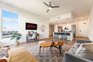 Living area - Private Skyloft W/ DTLA Views - 1Mi to  Dodger Std (Los Angeles)