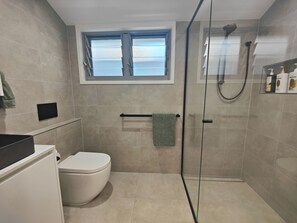 Douche, sèche-cheveux, serviettes fournies, savon