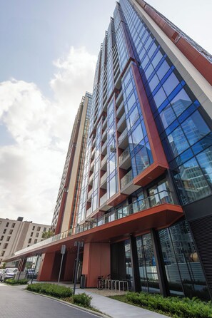 A high-rise building with multiple floors, large windows, and a modern architectural design. - Apartment Towarowa Tower | Free Parking (Warszawa)