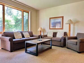 A living room with two sofas, a coffee table, and two lamps. - Meadow Lake Private Timeshares (Columbia Falls)