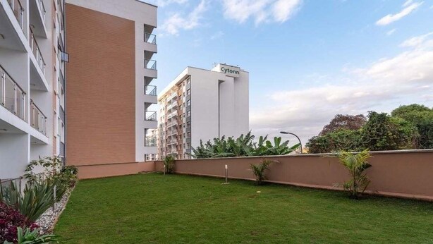 Un edificio moderno con techo plano y un letrero que dice 'Cytown' en la parte superior.