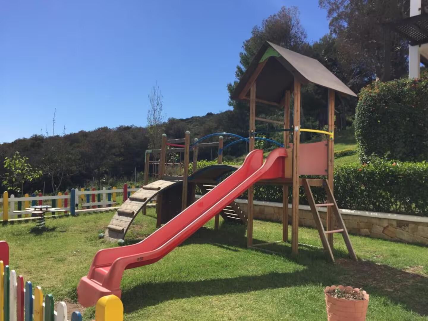 Un parque infantil con tobogán y estructuras para escalar.