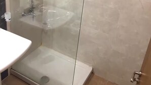 Dusche, Haartrockner, Bidet, Handtücher