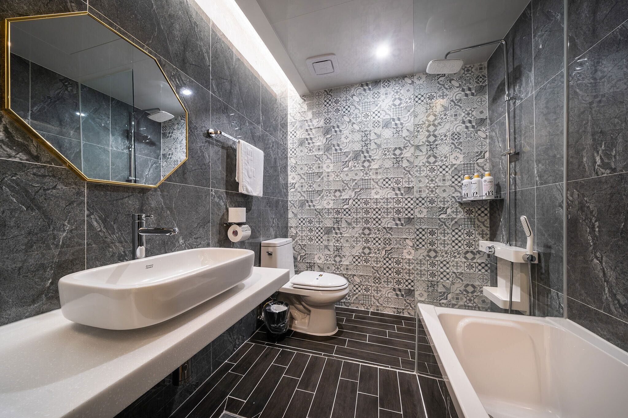 [No Parking] Deluxe Double Room | Bathroom | Hair dryer, bathrobes, shampoo