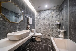 Deluxe Double Room | Bathroom - Pyeongtaek Hotel 5 (Pyeongtaek-si)