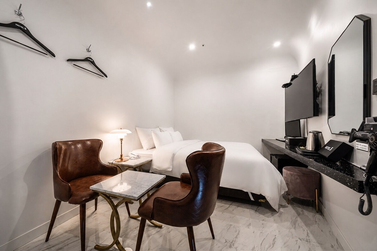 [No Parking] Standard Double Room | WiFi (free), bed sheets