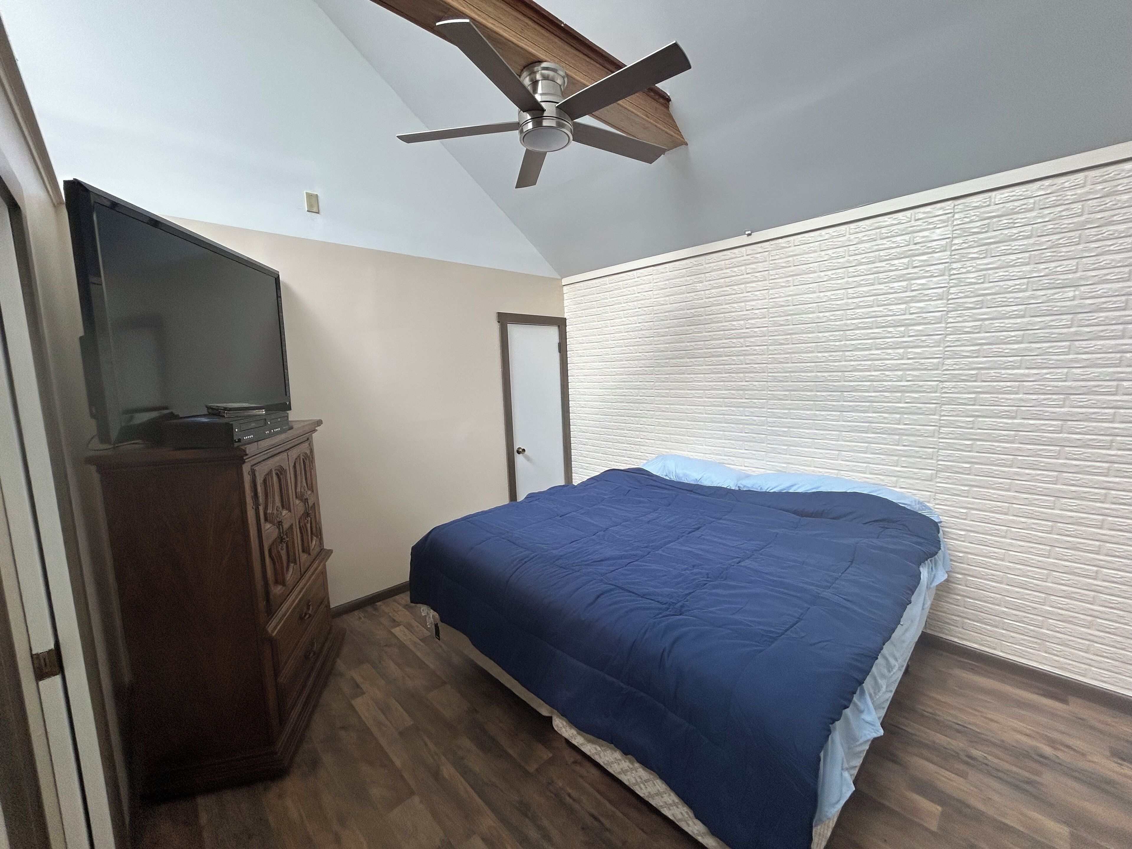 Iron/ironing board, internet, bed sheets