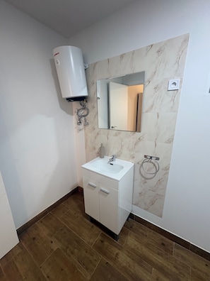 Een douche, handdoeken