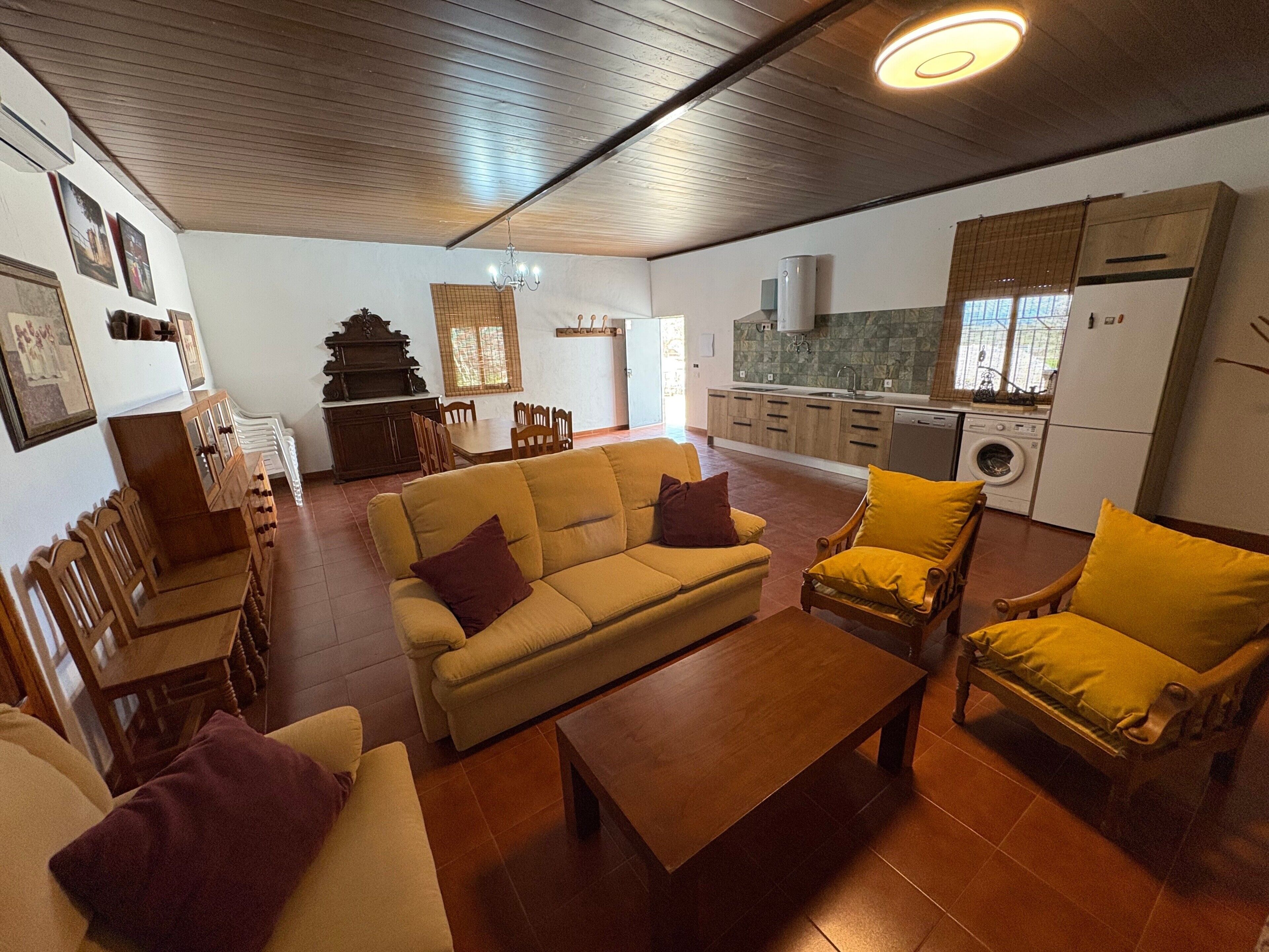 Una televisión, una chimenea, una mesa de tenis de mesa