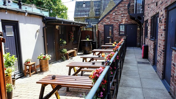 Outdoor dining - The Oddd Fellows Arms (Carlton)