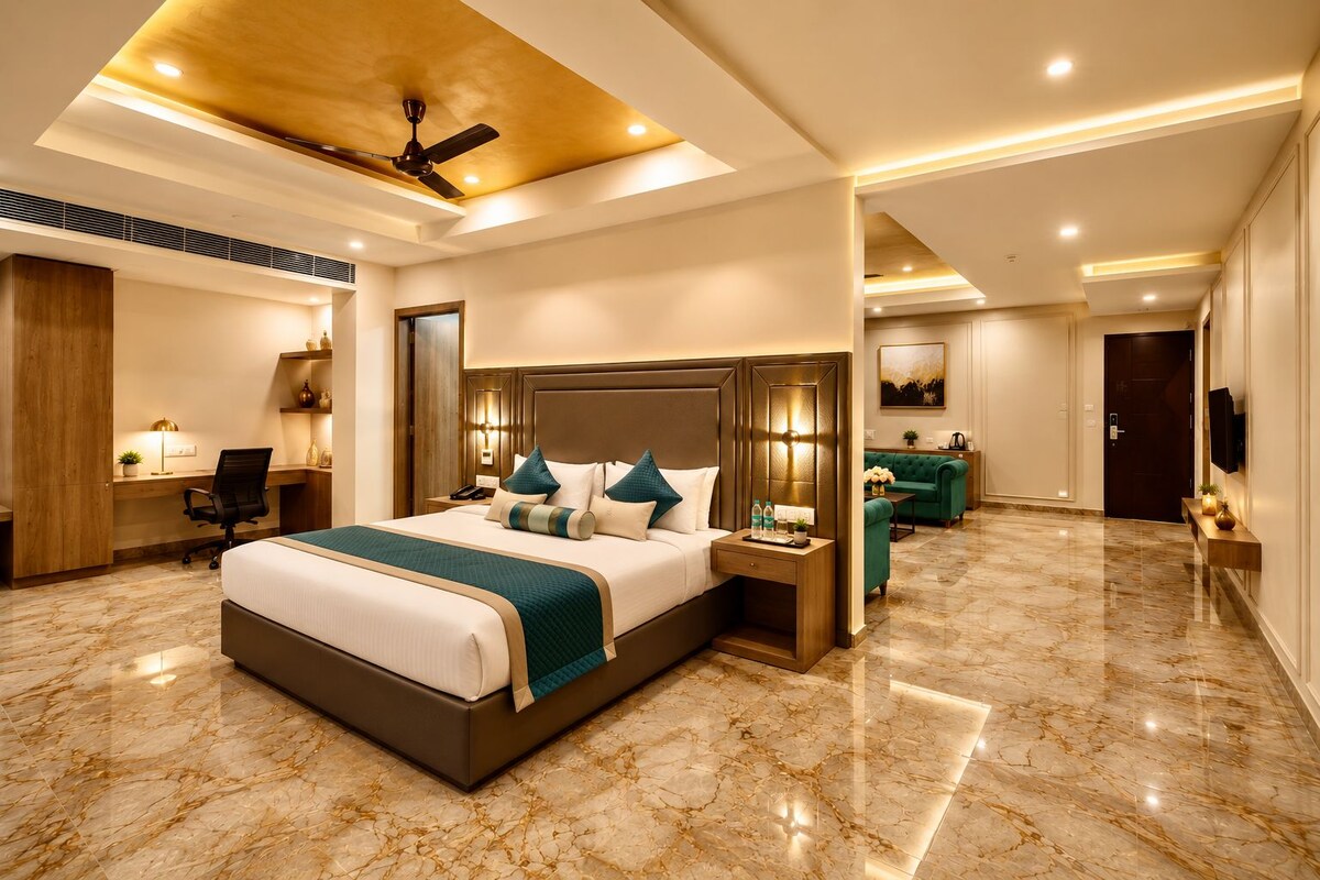 Quarto de hotel moderno com uma cama grande, uma escrivaninha e um espaço de estar.