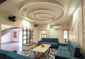 Lobby sitting area - Hotel Ramdev (Pokhran)