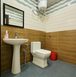 Douche, articles de toilette gratuits, sèche-cheveux