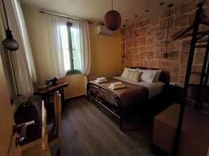 Une chambre à coucher avec un lit, un bureau et une chaise.