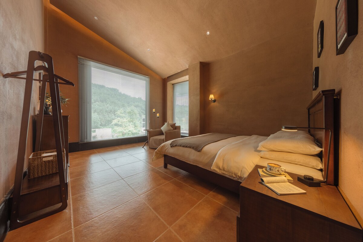 Panoramic Double Room, Mountain View | Gebar bulu kapas, meja, ruang kerja komputer riba, Wi-fi percuma 