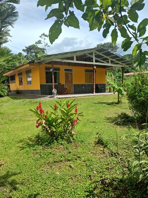 Exterior - Modern spacious house on a Cacao and Coffee Farm, volcano views, AC, secure park (La Fortuna)