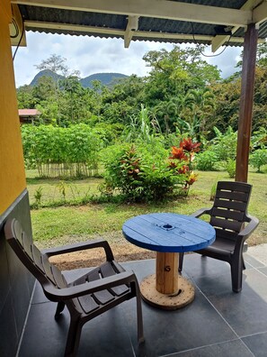 Outdoor dining - Modern spacious house on a Cacao and Coffee Farm, volcano views, AC, secure park (La Fortuna)