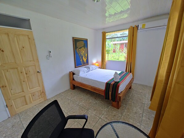 Room - Modern spacious house on a Cacao and Coffee Farm, volcano views, AC, secure park (La Fortuna)