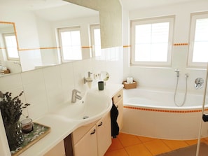 Shower, hair dryer, towels - Apartment Fohrenhöhe mit Bergblick, Balkon, WLAN – Erwachsene, 2 Schlafzimmer (Lauterbach)