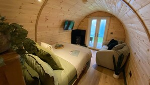 Room - Cabin Sleeps 2 With Enclosed Garden (Boston)