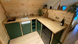 Private kitchen - Cabin Sleeps 2 With Enclosed Garden (Boston)