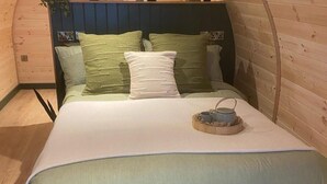 Room - Cabin Sleeps 2 With Enclosed Garden (Boston)