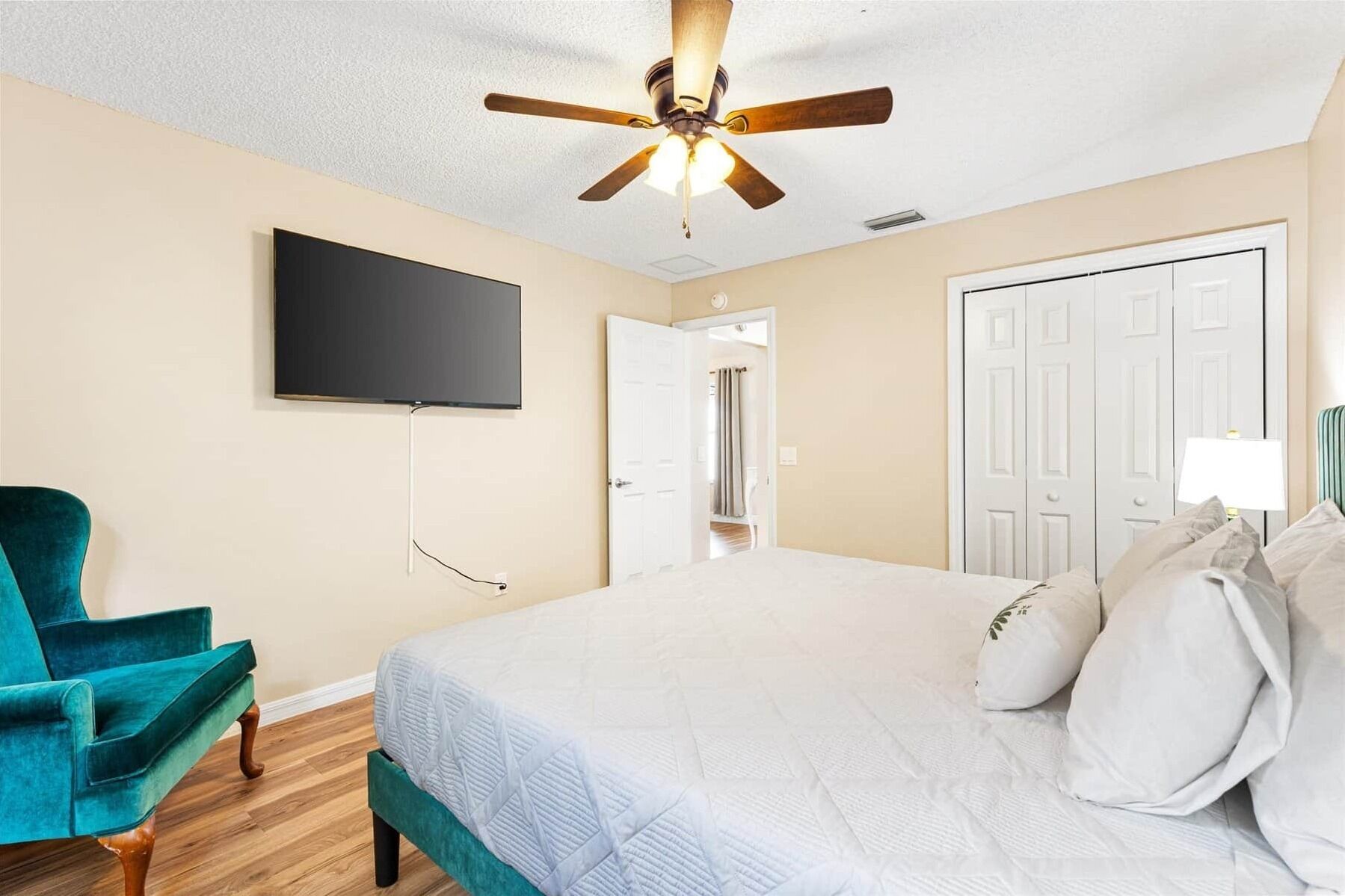 Iron/ironing board, WiFi, bed sheets