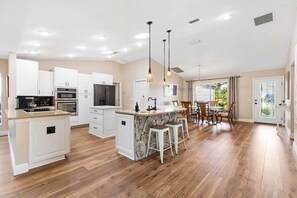 Private kitchen - Oasis in the Sun - tropical retreat w/ 4-seater golf cart (The Villages)