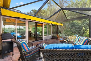 Terrace/patio - Oasis in the Sun - tropical retreat w/ 4-seater golf cart (The Villages)