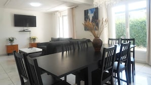 Dining - Château Gaillard Cottage - 5-Bedroom House (Gien)