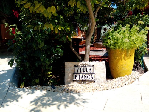 Cozy 1-bedroom cottage with AC at Villa Bianca in charming Targu Jiu