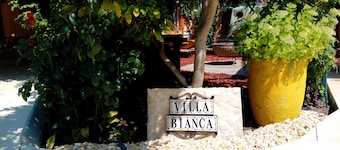 Cozy 1-bedroom cottage with AC at Villa Bianca in charming Targu Jiu