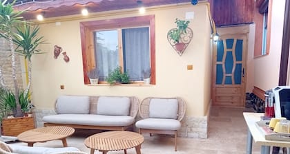 Cozy 1-bedroom cottage with AC at Villa Bianca in charming Targu Jiu