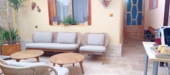 Cozy 1-bedroom cottage with AC at Villa Bianca in charming Targu Jiu