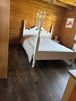 Een strijkplank/strijkijzer, gratis wifi, beddengoed