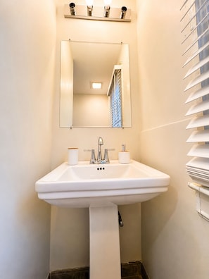 Douche, sèche-cheveux, serviettes fournies, savon