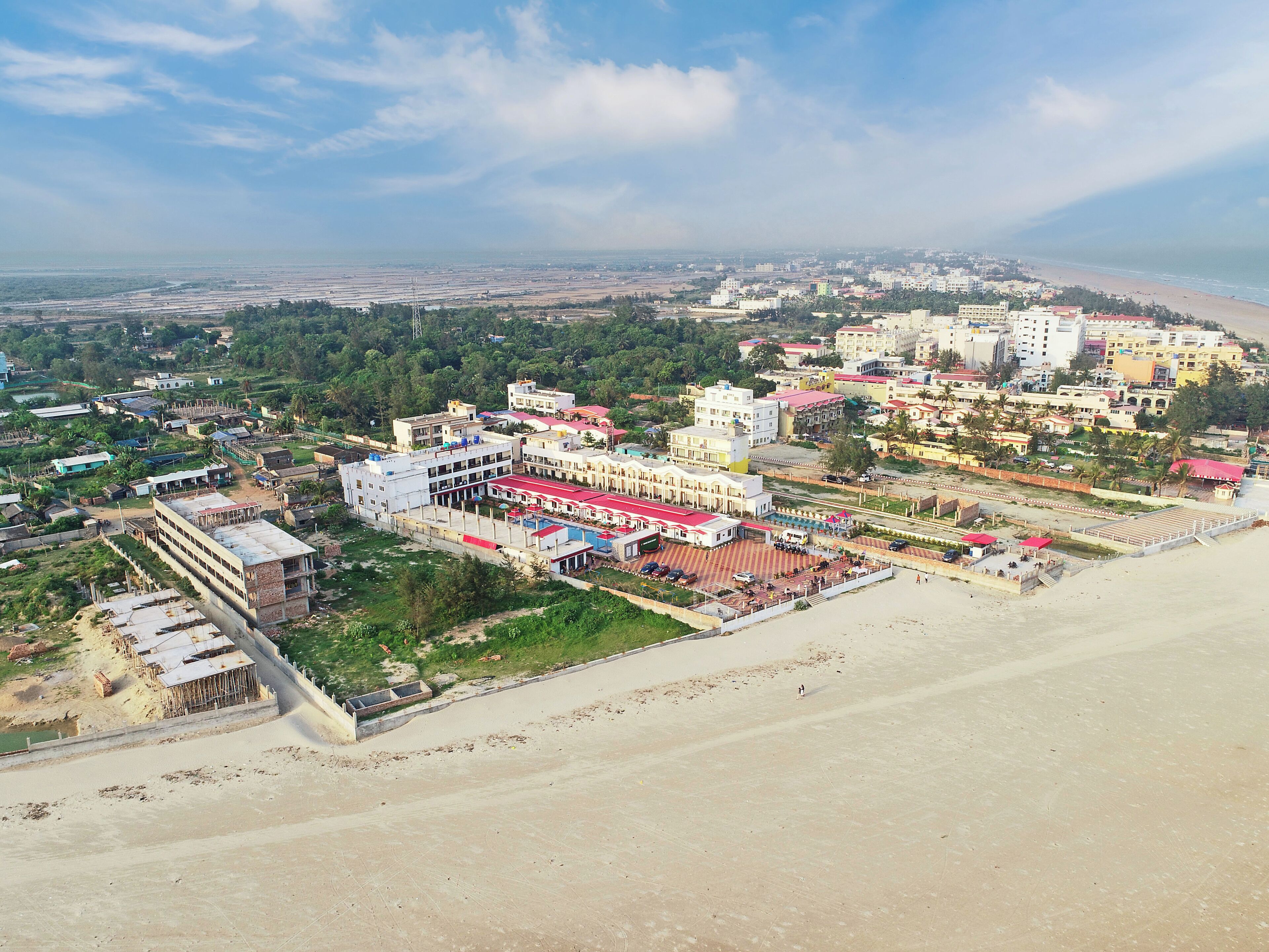 Un paisaje urbano costero con playa, edificios y cielo despejado.