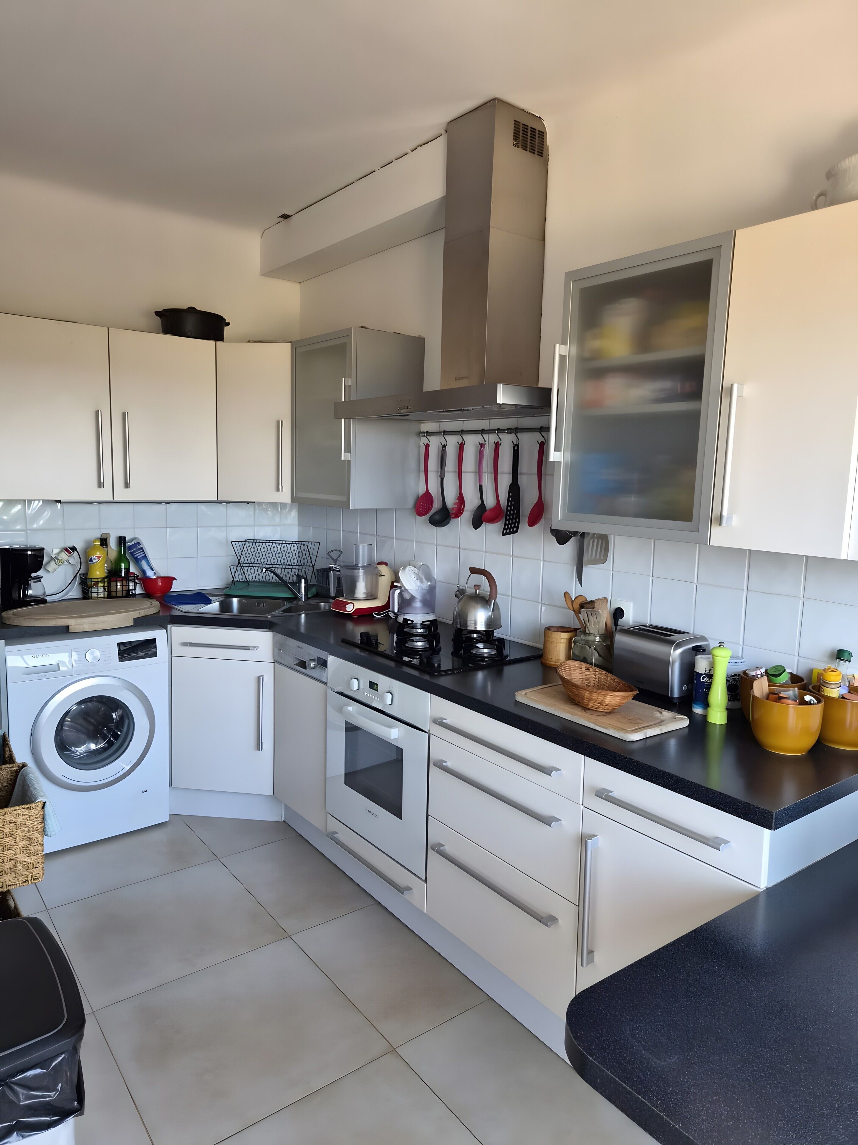 Fridge, stovetop, dishwasher, cookware/dishes/utensils