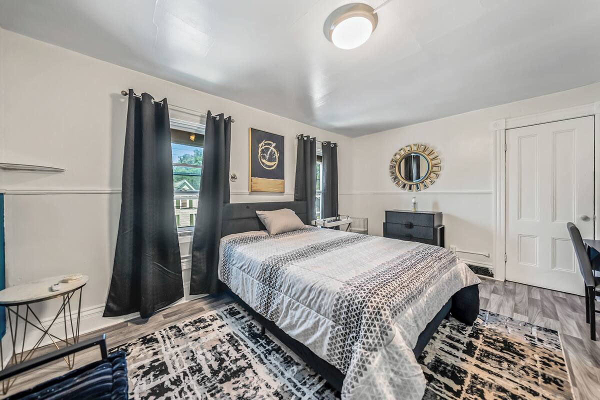 Room, 1 Double Bed | Iron/ironing board, free WiFi