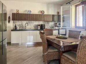 Unclassified image, 4 of 21, button
