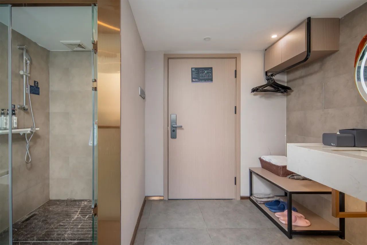 Loft Queen Room with Floor to Ceiling Window (Canton Tower View, Smart Control, Premium Bedding) | Premium bedding, WiFi (free), bed sheets